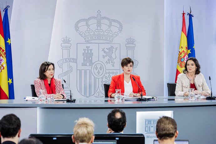 (I-D) La ministra de Defensa, Margarita Robles, la ministra de Política Territorial, Isabel Rodríguez, y la ministra de Industria, Reyes Maroto, comparecen tras el Consejo de Ministros en Moncloa, a 14 de marzo de 2023, en Madrid (España). 