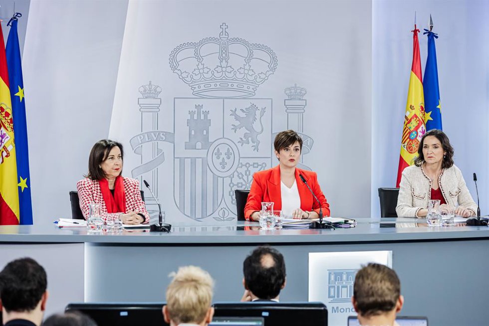 (I-D) La ministra de Defensa, Margarita Robles, la ministra de Política Territorial, Isabel Rodríguez, y la ministra de Industria, Reyes Maroto, comparecen tras el Consejo de Ministros en Moncloa, a 14 de marzo de 2023, en Madrid (España).