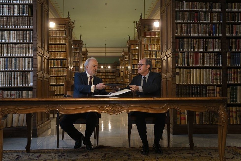 El Defensor del Pueblo, Ángel Gabilondo (izq),  y el director de la Real Academia Española (RAE), Santiago Muñoz Machado (dcha), durante la firma del convenio.