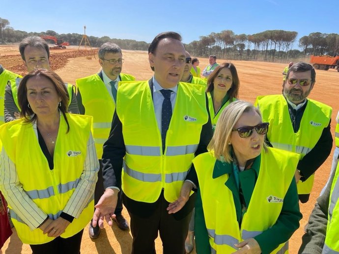 El consejero de Universidad, Investigación e Innovación, José Carlos Gómez Villamandos, en su visita a los terrenos del CEUS.