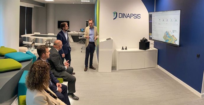 El director general del Mar Menor, Víctor Serrano, atiende las explicaciones en su visita al centro tecnológico Dinapsis en Madrid.