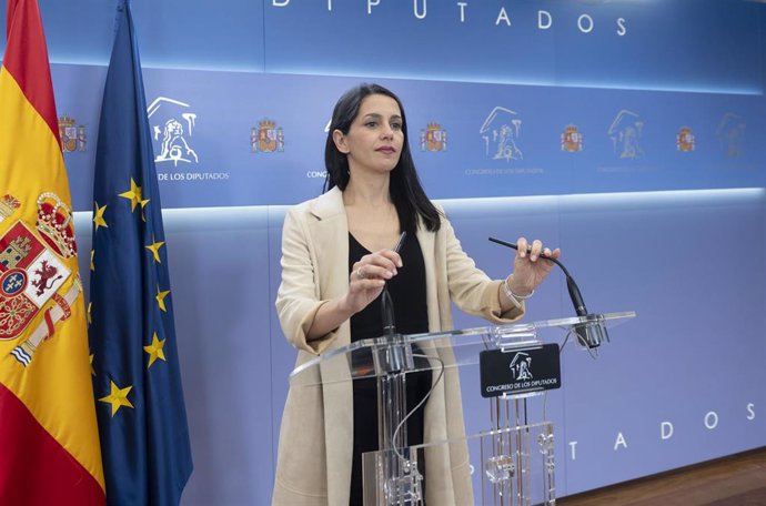 La portavoz de Ciudadanos en el Congreso, Inés Arrimadas, durante una rueda de prensa posterior a la reunión de la Junta de Portavoces, en el Congreso de los Diputados, a 14 de marzo de 2023, en Madrid (España).