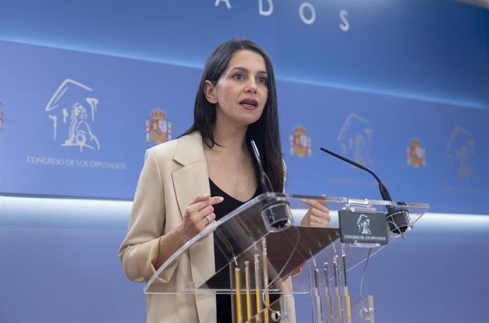 La portavoz de Ciudadanos en el Congreso, Inés Arrimadas, durante una rueda de prensa posterior a la reunión de la Junta de Portavoces, en el Congreso de los Diputados, a 14 de marzo de 2023, en Madrid (España).