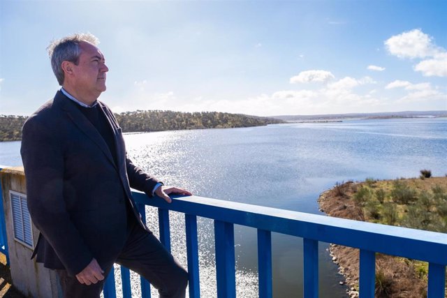 Juan Espadas (PSOE-A), en la presa del embalse de La Colada, en El Viso (Córdoba).