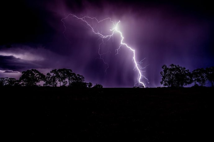 Rayo de tormenta en la oscuridad