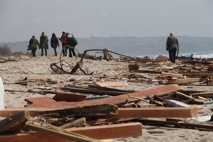 Restos de un naufragio de una embarcación con migrantes frente a la región italiana de Calabria