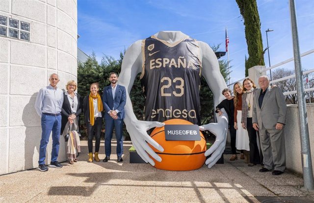 El presidente de la FEB, Jorge Garbajosa, y ex leyendas de las selecciones masculina y femenina de baloncesto en la presentación de la camiseta por el centenario de la fundación del organismo.