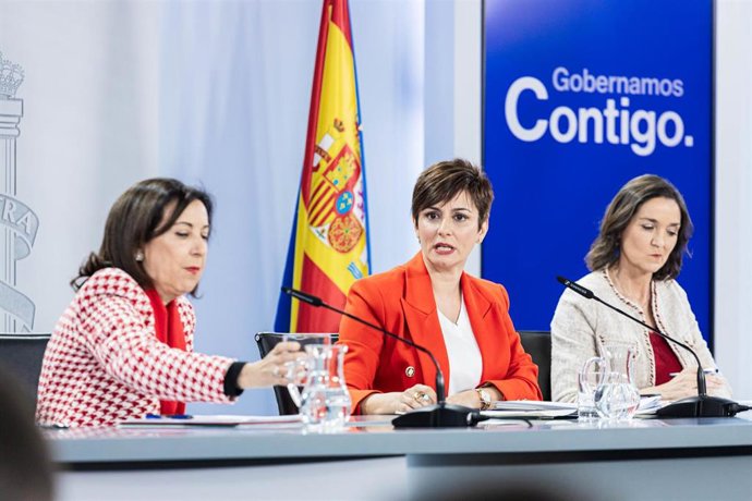 (I-D) La ministra de Defensa, Margarita Robles, la ministra de Política Territorial y portavoz del Gobierno, Isabel Rodríguez, y la ministra de Industria, Comercio y Turismo, Reyes Maroto, comparecen tras el Consejo de Ministros en Moncloa, a 14 de marz