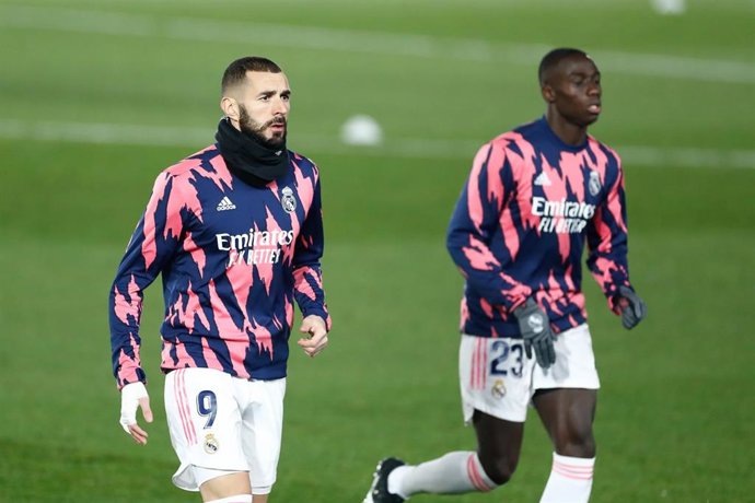 Archivo - El delantero del Real Madrid Karim Benzema y el lateral Ferland Mendy, durante un calentamiento. 