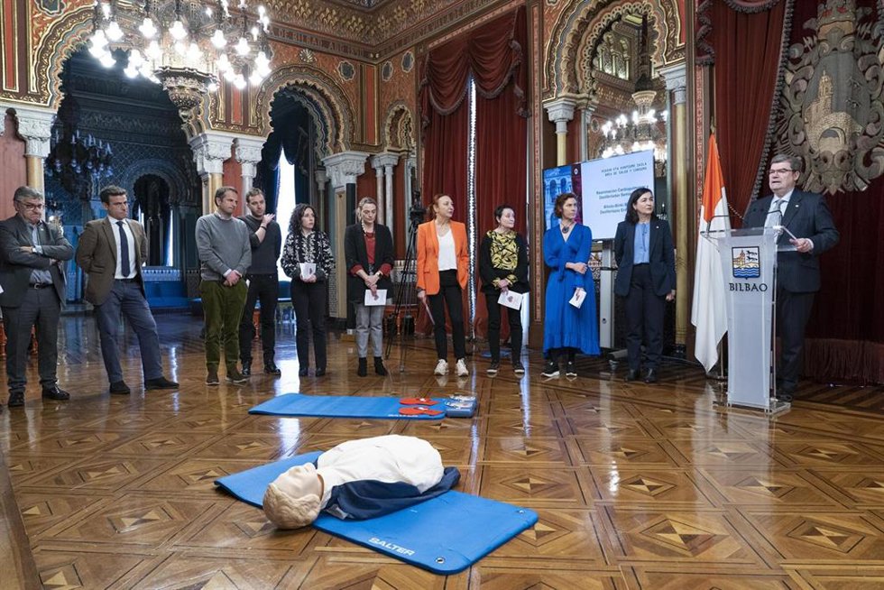 Demostración sobre técnicas de reanimación pulmonar en el Ayuntamiento de Bilbao