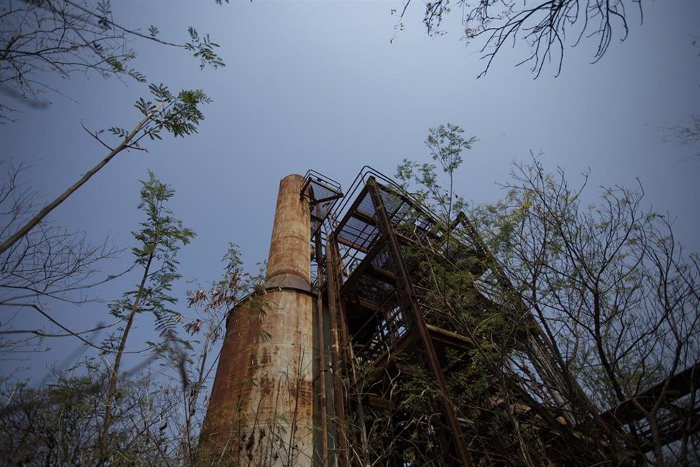 Archivo - La antigua fábrica de Union Carbide en Bhopal