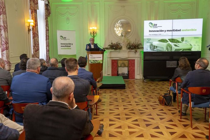 EL consejero de Industria, Turismo, Innovación, Transporte y Comercio, Javier López Marcano, asisten a la presentación del Plan Estratégico de GIRA 2022- 2025