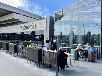 El Aeropuerto de Valencia abre una cafetería con terrazas en la acera de  salidas