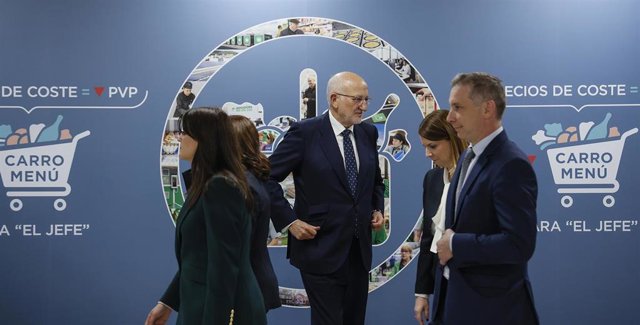 El presidente de Mercadona, Juan Roig (c), a su llegada a una rueda de prensa para informar sobre la situación actual y futura de los cinco Componentes de Mercadona,