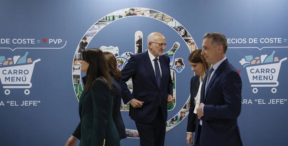 El presidente de Mercadona, Juan Roig (c), a su llegada a una rueda de prensa para informar sobre la situación actual y futura de los cinco Componentes de Mercadona,
