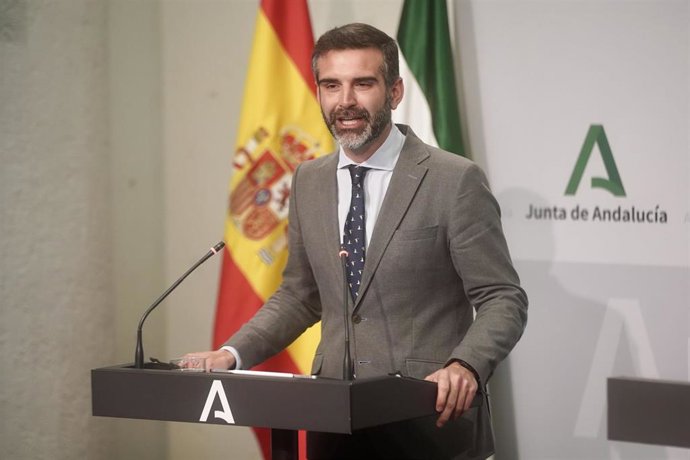 Archivo - El consejero de Sostenibilidad, Medio Ambiente y Economía Azul de la Junta de Andalucía y portavoz del gobierno, Ramón Fernández-Pacheco, durante la rueda de prensa posterior a la reunión semanal del Consejo de Gobierno de la Junta 