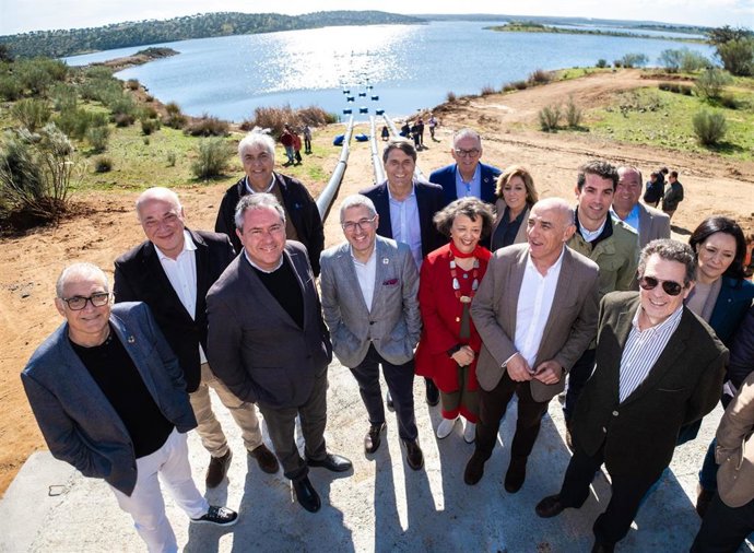 Espadas (3 izda.) con cargos públicos y orgánicos del PSOE ante la obra de emergencia ejecutada por el Gobierno central en La Colada.