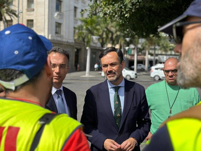 Los candidatos del Partido Popular a la Presidencia del Cabildo de Tenerife, Lope Afonso, y a la Alcaldía del Ayuntamiento de Santa Cruz, Carlos Tarife, se reúnen con trabajadores del tranvía