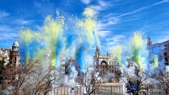 'Mascletà' ofrecida por Pirotecnia Tamarit este martes en la plaza del Ayuntamiento de València dentro del programa de Fallas 2023, dedicada al pueblo ucraniano y a la solidaridad mostrada por los valencianos.