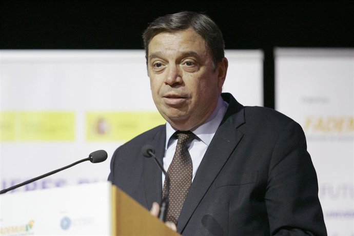 Archivo - El ministro de Agricultura, Pesca y Alimentación, Luis Planas, atiende a los medios de comunicación en el acto del Día Internacional de la Mujeres Rurales, a 20 de octubre de 2022 en Almería (Andalucía, España). La Federación de Asociaciones d