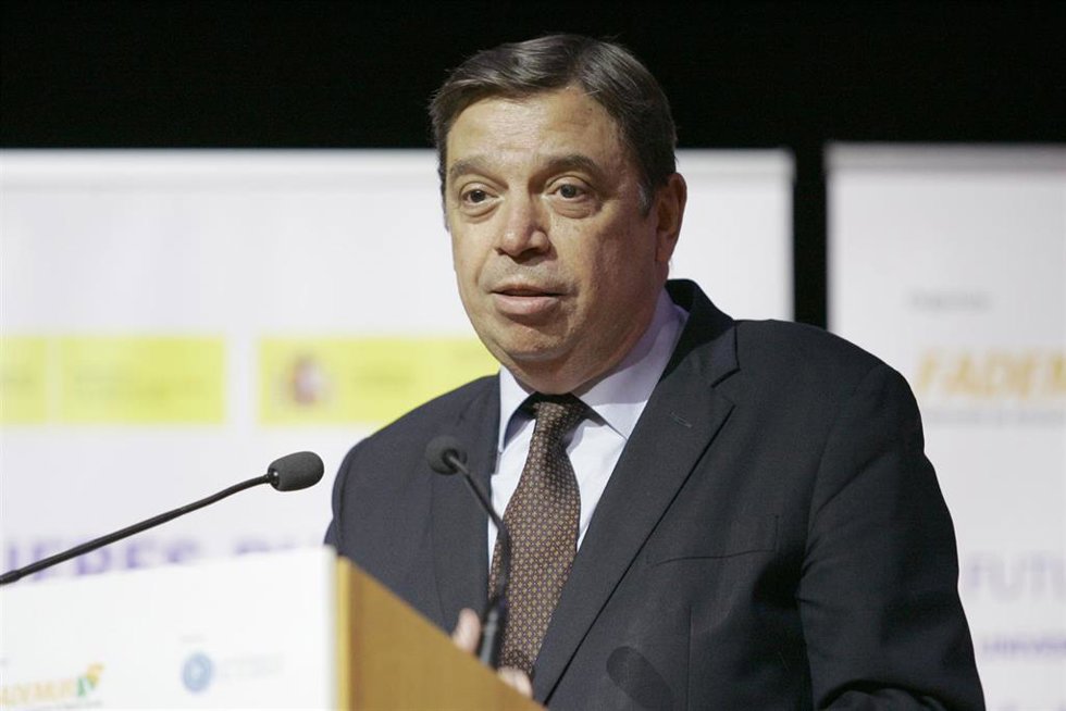 Archivo - El ministro de Agricultura, Pesca y Alimentación, Luis Planas, atiende a los medios de comunicación en el acto del Día Internacional de la Mujeres Rurales, a 20 de octubre de 2022 en Almería (Andalucía, España). La Federación de Asociaciones d