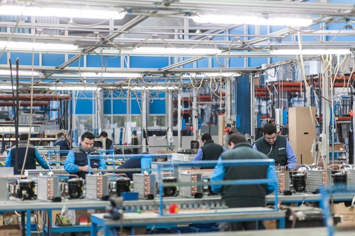 Archivo - Trabajadores de Infrico durante su jornada.