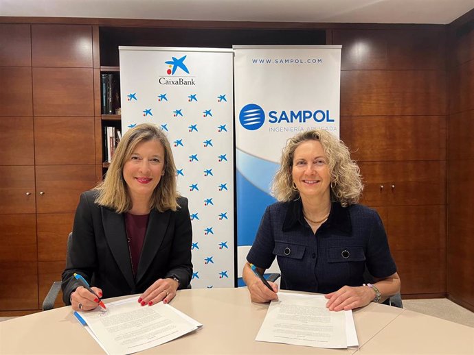 La consejera delegada del Grupo Sampol, Carmen Sampol, y la directora territorial de CaixaBank en Baleares, María Cruz Rivera, firman un acuerdo para impulsar proyectos de energías renovables en Baleares.