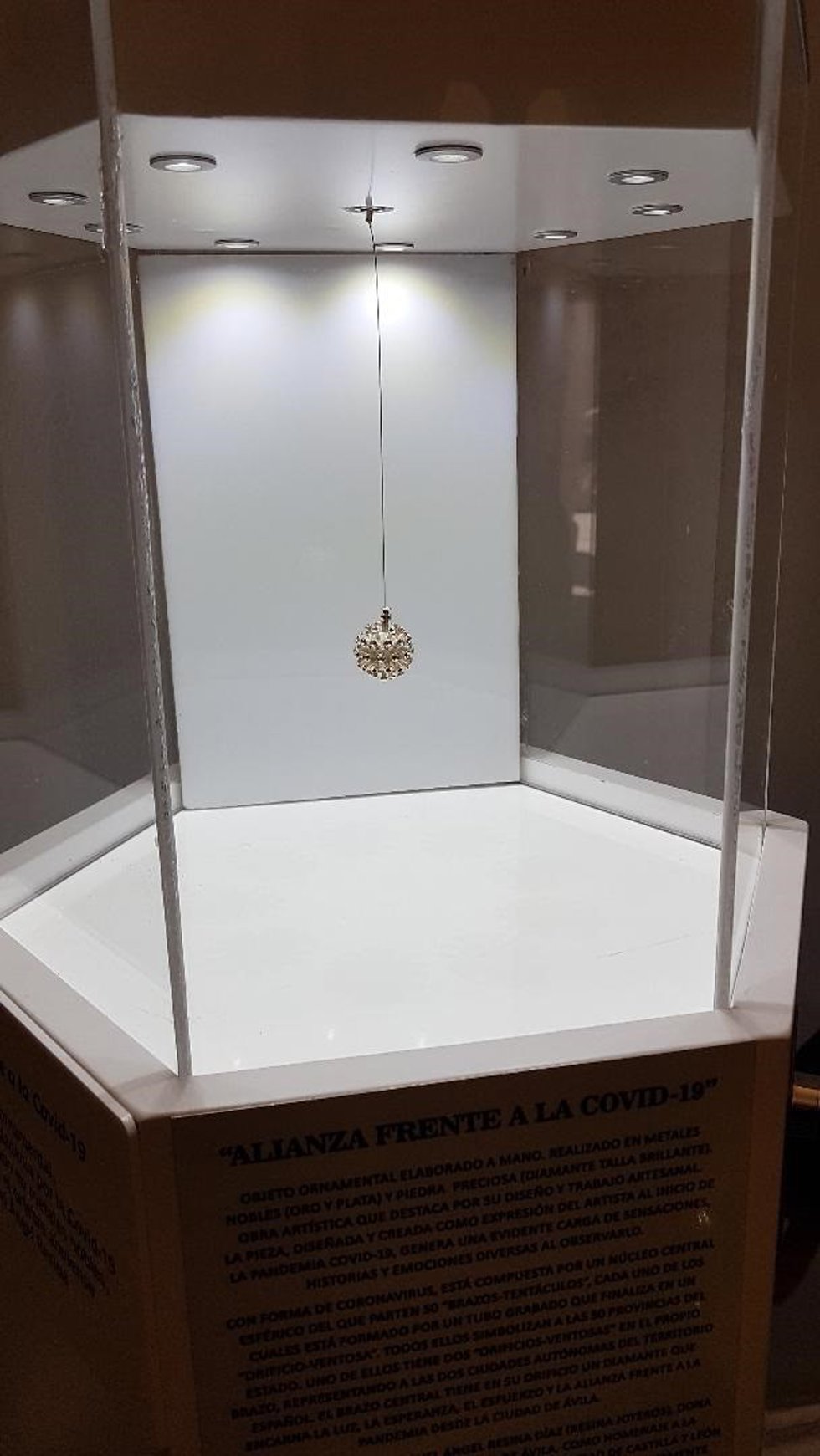 Joya que representa al coronavirus donada al Ayuntamiento de Ávila por un joyero de la ciudad.