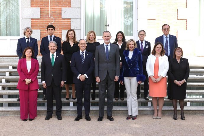 Felipe VI recibe en Zarzuela a la nueva Junta de Gobierno del ICAM, encabezada por Eugenio Ribón