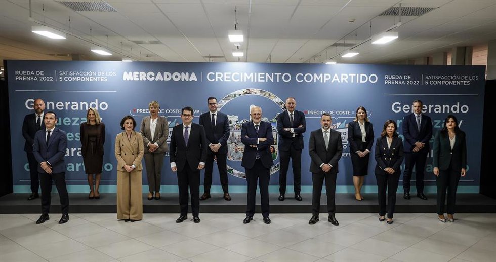 El presidente de Mercadona, Juan Roig (c), durante una rueda de prensa para informar sobre la situación actual y futura de los cinco Componentes de Mercadona, en el Centro de Coinnovación del Jarro, a 14 de marzo de 2023, en Paterna, Valencia,