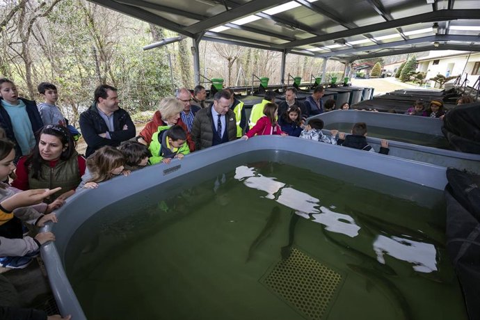 Los consejeros Guillermo Blanco y Marina Lombó participan en un acto conmemorativo del Día Mundial de los Ríos junto a alumnos del colegio CEO Príncipe de Asturias de Ramales