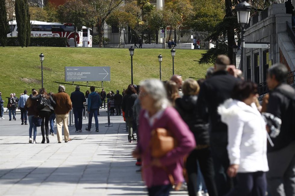 Archivo - Turistas cerca de Museo del Prado