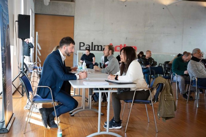 Entrevistas de trabajo de candidatos con responsables de recursos humanos que buscan personal en la sede de PalmaActiva.