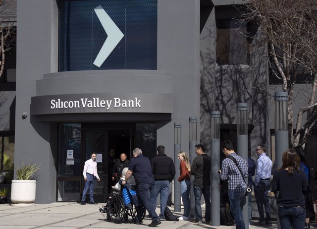 Personas a la entrada de la sede del Silicon Valley Bank en Santa Clara.