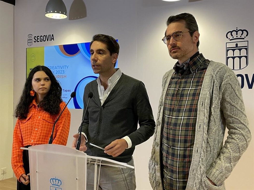 El concejal de Turismo Miguel Merino (centro), el director del Centro de Creatividad en Segovia, Carlos Redondo y la estudiante segoviana de Comunicación y Medios Digitales de IE University Inés Arcones