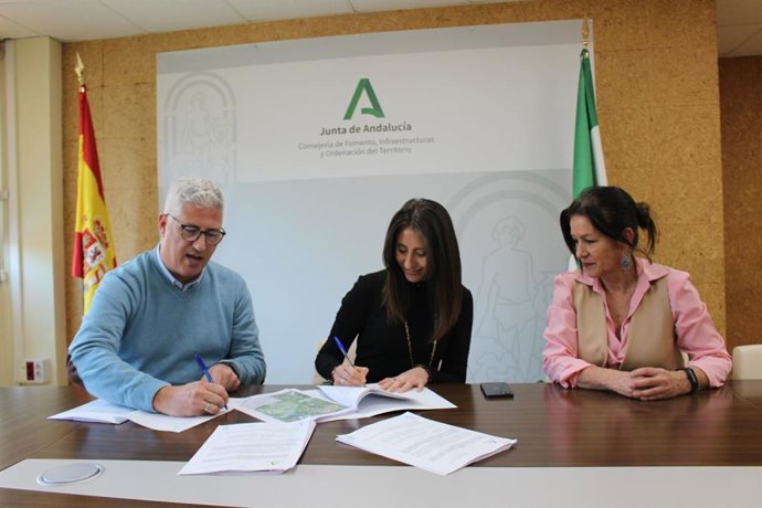 Acto de firma de cesión de un tramo de la A-1000 al Ayuntamiento de Huércal de Almería.
