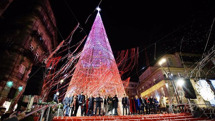 Archivo - El equipo de Gobierno de Vigo junto al árbol de Navidad.