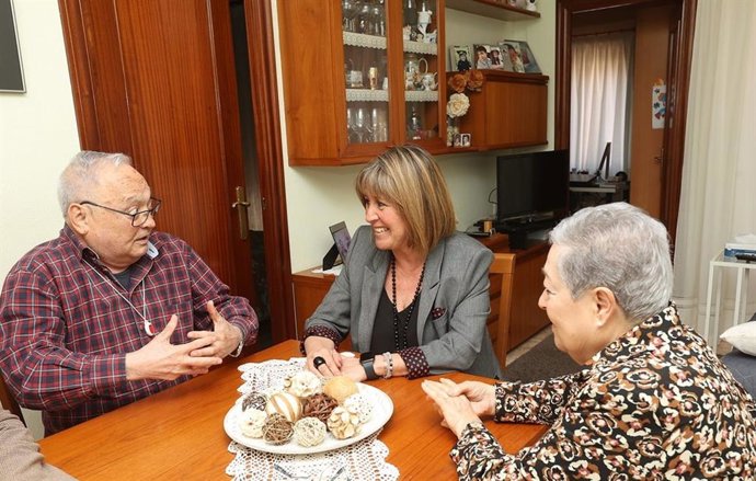 La presidenta de la Diputación de Barcelona, Núria Marín, visita a la usuaria número 100.000 del servicio local de teleasistencia.