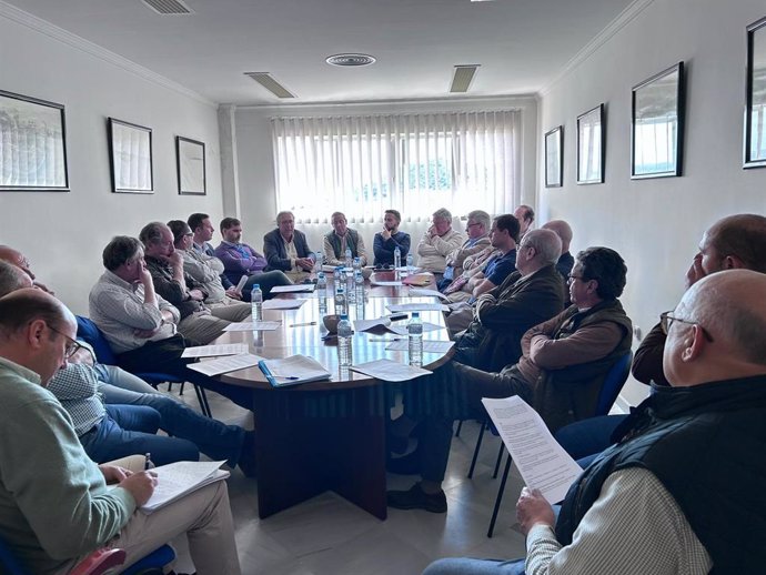 Un momento de la reunión de los regantes del Genil-Cabra con alcaldes y organizaciones agrarias.