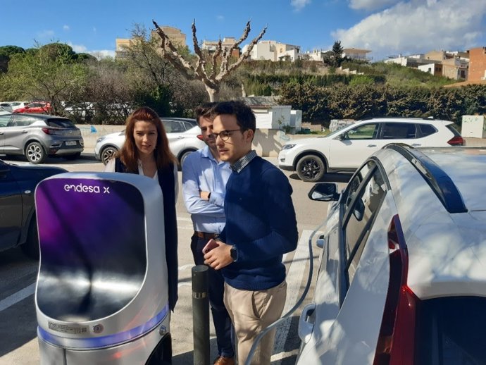 Un trabajador de Endesa X Way explica como funciona el punto de recarga a la alcaldesa de Llan (Girona), Núria Escarpanter.