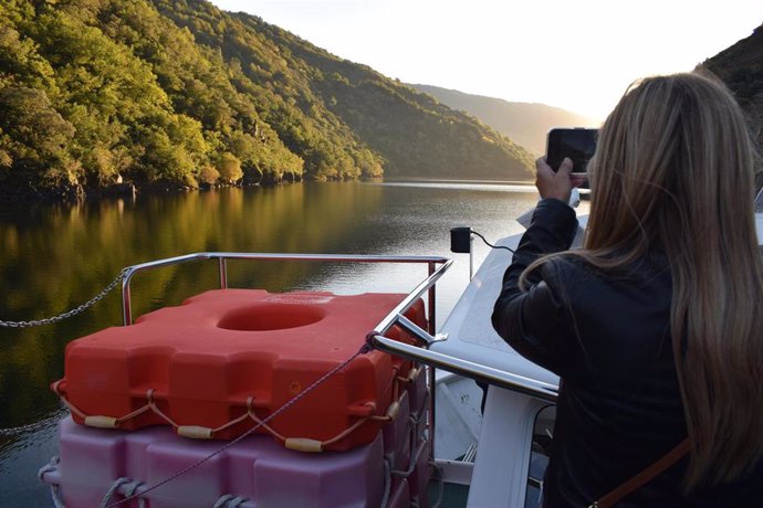 Nota De Prensa, Corte E Foto: Arranca Con Forza A Nova Tempada Dos Catamaráns Pola Ribeira Sacra Da Deputación Con Máis De 7.500 Prazas Xa Reservadas