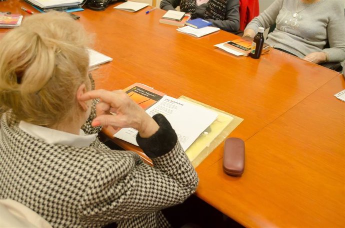 Archivo - Una persona leyendo.