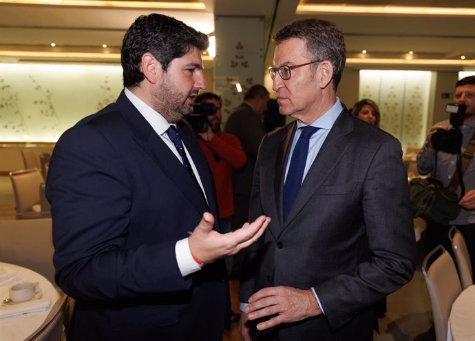 El presidente de la Región de Murcia, Fernando López Miras (i) y el presidente del PP, Alberto Núñez Feijóo (d), conversan durante un desayuno informativo de Europa Press, en el Hyatt Regency Hesperia Madrid, a 14 de marzo de 2023, en Madrid (España).