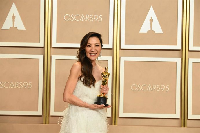 La actriz malaya Michelle Yeoh posa con su premio Oscar a mejor actriz por su papel en 'Todo a la vez en todas partes'