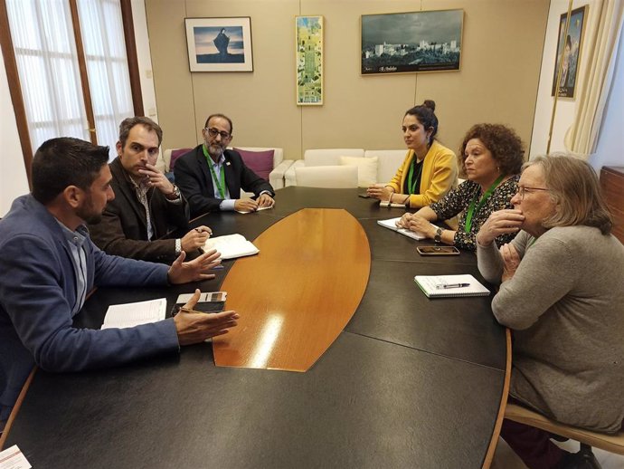 Imagen de la reunión que ha tenido Izquierda Unida este martes con la Federación Andaluza de Asociaciones Solidarias con el Sáhara (Fandas).