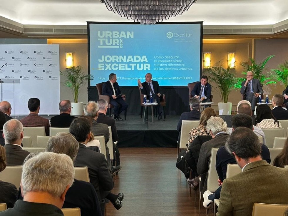 El alcalde participa en una jornada sobre turismo organizada por Exceltur en Madrid.