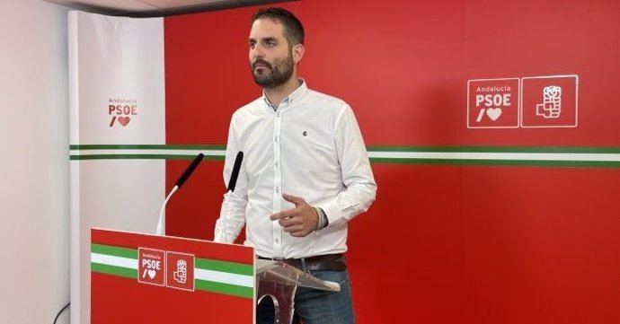 El portavoz de la Ejecutiva de la Agrupación Local del PSOE de Ayamonte y concejal del Ayuntamiento, Antonio Cazorla, en rueda de prensa.