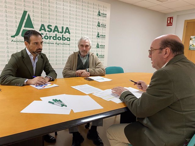 Félix Romero (izda.), en su reunión con responsables de Asaja Córdoba.
