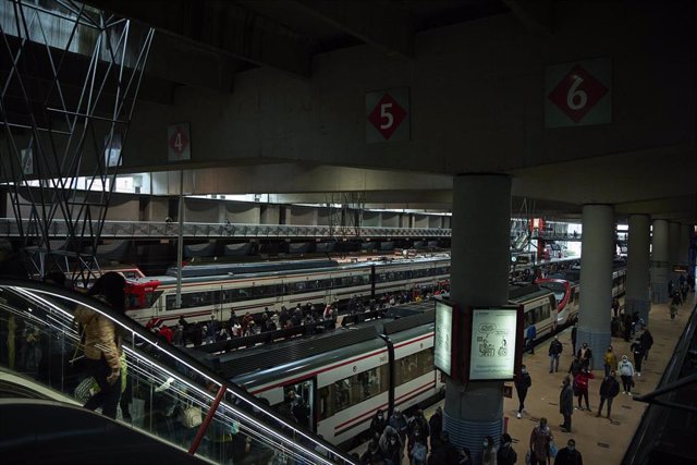 Archivo - Varios trenes a su llegada a los andenes de la estación de Atocha.