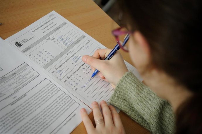 Una alumna de una clase de 1 Bachillerato del Institut Moiss Broggi de Barcelona realiza una prueba piloto de PAU, a 14 de marzo de 2023, en Barcelona, Catalunya (España). 